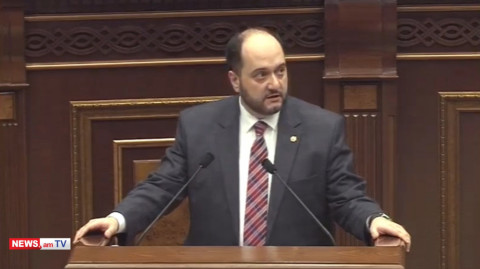 Տիկին Սամսոնյան, մնացել եք հին ալիքի վրա, փոխեք ալիքը. Արայիկ Հարությունյան
