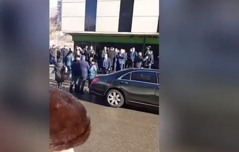 «Քաղաքացիներին արհամարհող վարչապետը չարիք է». Փաշինյանին Կապանում դիմավորել են ակցիայով