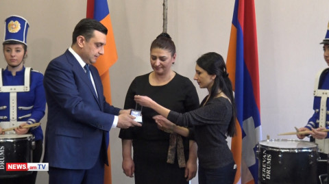 Արմեն Մուրադյանը հուշանվեր հանձնեց Արմենակ Ուրֆանյանի մորը