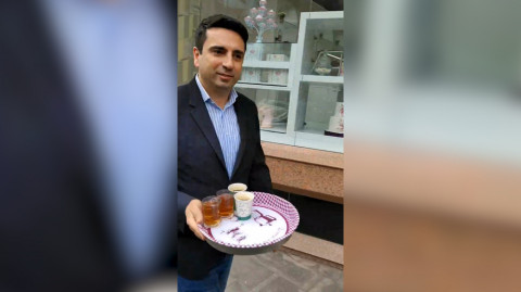 Ալեն Սիմոնյանը սկուտեղով սուրճ է իջեցրել լրագրողների համար