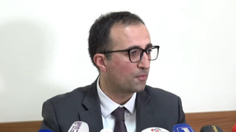 Չինաստանից եկած քաղաքացուն պոլիկլինիկայից դուրս են վռնդել եւ պատուհանից շփվել. լրագրողը՝ նախարարին