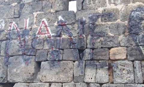 Լոռիում պատանին եկեղեցու պատին ներկով գրառումներ է արել