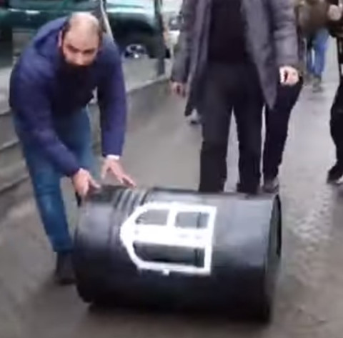 «Ադեկվադը» նավթի տակառներ է տարել Բաղրամյան 26