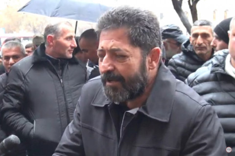 Պարոն վարչապետ, բա ասում էիք՝ ելք կա, դե մի հատ դուրս եկեք, տեսնենք՝ էդ ելքը ո՞րն էր. ավտոներկրող