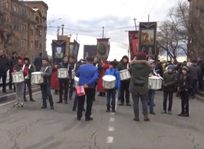 Սուրբ Սարգիսը ձիով շրջում է Երեւանում