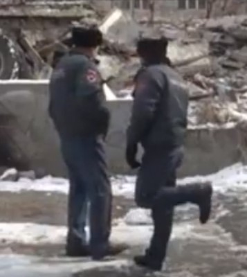 NO COMMENT. Ցրտի դեմ պայքարող ոստիկանը