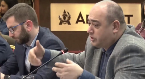 Հեռախոսից ու սանհանգույցից օգտվում ենք այնպես, որ մեզ նայում են. Արսեն Մկրտչյան