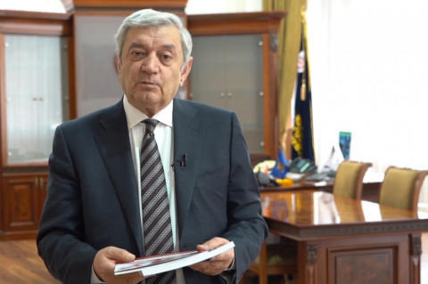 Ֆելիքս Ցոլակյանը միանում է գիրք նվիրելու ֆլեշմոբին