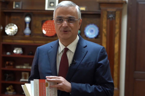 Փոխվարչապետ Մհեր Գրիգորյանը նույնպես միացել է գիրք նվիրելու ֆլեշմոբին