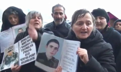 Ինչի՞ ես էս ցրտին, ձյանը պիտի գամ, կանգնեմ, որ Հայկ Գրիգորյանի մոտ մտնեմ. սեւազգեստ մայր