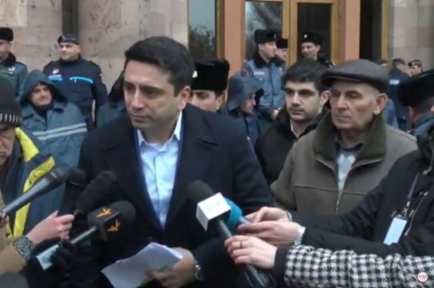 Ձեռքս բաց թողեք, անթույլատրելի է նման գործելաոճը. Ալեն Սիմոնյանը՝ ցուցարարին