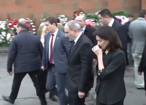 Վարչապետը տիկնոջ հետ մասնակցում է Երվանդ Մանարյանի հոգեհանգստին