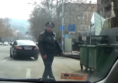 Ոստիկանությունը վարորդներին հորդորում է աղբամանների դիմաց մեքենաները չկայանել