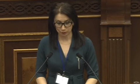 Տրանսգենդերի ելույթից հետո պղծվել է. Սոնա Աղեկյանը խնկարկեց ԱԺ ամբիոնը