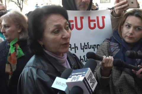 Վարչապետին ճիշտ չի ներկայացվել. ՁԻԱՀ-ի կենտրոնի աշխատակիցները Կառավարության դիմաց են