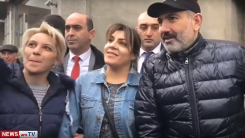 Նիկոլ Փաշինյանը դեղատներ է այցելում եւ սելֆի անում քաղաքացիների հետ