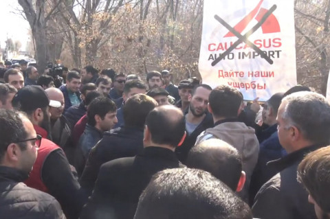 Մենք մեր գումարներն ենք պահանջում. ավտոներկրողների բողոքի ակցիան՝ Վրաստանի դեսպանատան դիմաց