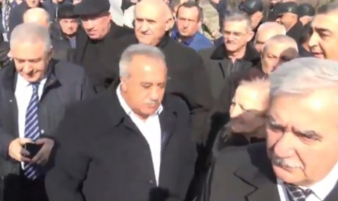 Հեռու մնա. Սասուն Միքայելյանը՝ իրեն թագավոր ասող կնոջը