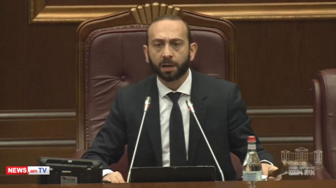 ԱԺ–ում կրքերը թեժացան. Արարատ Միրզոյանը դիմեց մուրճի օգնությանը