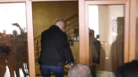 Լրագրողները պատուհանով մտան «Վստրեչի Ապերի» տուն. ոստիկանները դռները կոտրել են