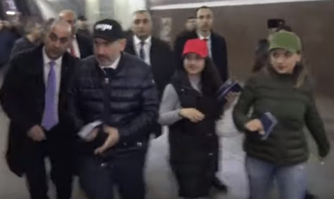 Փաշինյանը դուստրերի հետ Մետրոյի, ավտոբուսի ուղեւորներին եւ անցորդներին «Այո»–ի բուկլետներ է բաժանում