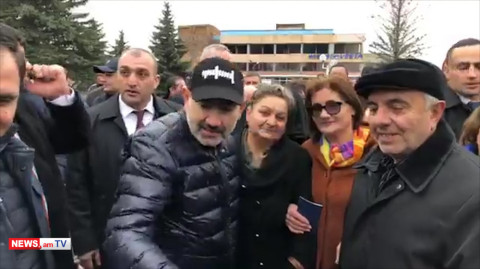 Մռութ ջան, գնա հերթ պահի, ծանոթով մտցնել չկա. ստեփանավանցիները լուսանկարվում են Փաշինյանի հետ