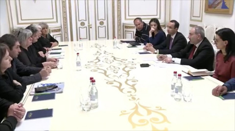 Դուք քննեք էս գործերը. Փաշինյանը` մահացած զինծառայողների ծնողներին