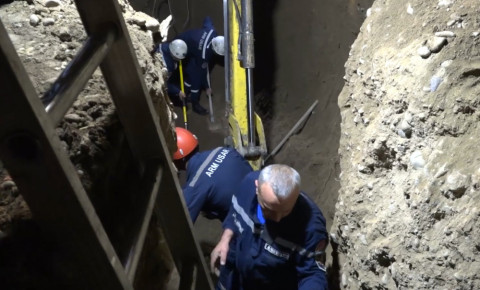 Փրկարարները դուրս են բերում Երևանում հողաշերտի տակ մնացած երկու քաղաքացիների դիերը