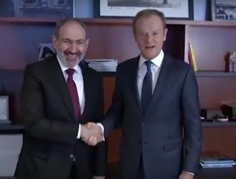 Ձեռքսեղմումո՞վ, թե՞ առանց. Փաշինյանը կատակեց Տուսկի հետ հանդիպմանը