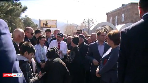 Վարչապետը չի կարող ձեր կանալիզացիայի հարցը լուծել. Փաշինյանը՝ բողոքող կնոջը