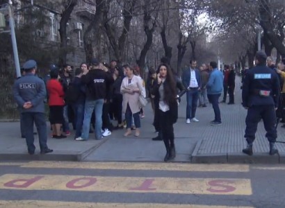 Արմեն Թավադյանն ազատ կարձակվի. աջակիցներն ԱԱԾ-ի դիմաց են