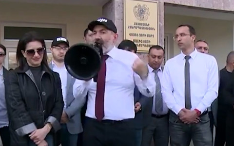 Կորոնավիրուսներին պինցետով հանելու ենք ու տնական արաղով դեզինֆեկցիա անենք. Փաշինյան