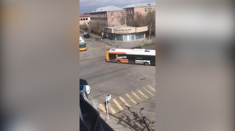 Էջմիածնի դպրոցի աշակերտներին ու ծնողներին ավտոբուսներով տանում են մեկուսացման