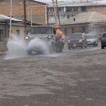 Էջմիածնում քլորաջրով մաքրում են փողոցներն ու մայթերը