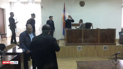 Փաստաբանները հրաժարվում են դուրս գալ դահլիճից. Խաչատուրովի պաշտպանը նստել է դատավորի աթոռին
