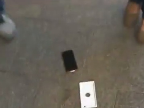 Ավստրալիայում iPhone 6-ի առաջին գնորդը գցել է այն ասֆալտին