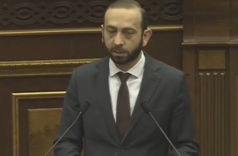 Որպես օրինակ՝ պետք է գանք աշխատանքի, ոչ թե տանը նստենք. Արարատ Միրզոյանը՝ Մարուքյանին