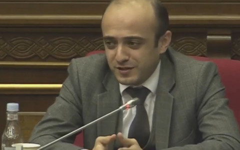 Նախատեսվո՞ւմ է ունենալ նավ, հետագայում նաեւ նավատորմ. Տարոն Սիմոնյանը՝ փոխնախարարին