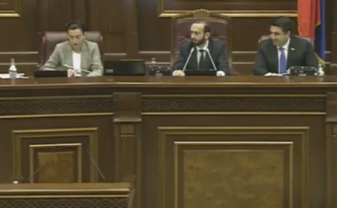 «Մի շեղեք», «Ձեզ անընդհատ շեղում են». ուրախ մթնոլորտ՝ ԱԺ-ում