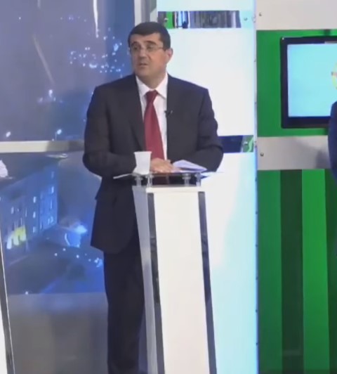 Ինչո՞ւ եք համարձակվել դնել ձեր թեկնածությունը. Բադասյանը՝ Արայիկ Հարությունյանին