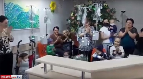 Քաղցկեղ ունեցող երեխաները ծափահարում են կորոնավիրուսով հիվանդների հետ աշխատող բժիշկներին