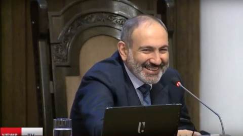 NO COMMENT. Փաշինյանը «օգնում է» օգնականին