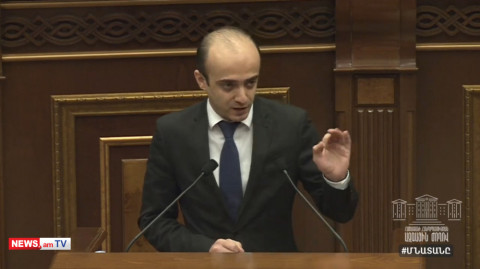 Իսկ դուք օղիով եւ պինցետով էիք պայքարում վիրուսի դեմ. Տարոն Սիմոնյանը հեգնեց