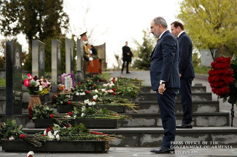 Փաշինյանը հարգանքի տուրք է մատուցել ապրիլյան պատերազմի հերոսների հիշատակին