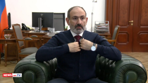 Էս ի՞նչ նկար են ինձ ուղարկել. Փաշինյանն ընդհատեց խոսքն ու սկսեց ուսումնասիրել իր ժակետը