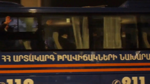Մոսկվայից հատուկ չվերթի ուղեւորներին ԱԻՆ-ի ավտոբուսներով տեղափոխում են «Զվարթնոց» օդանավակայանից