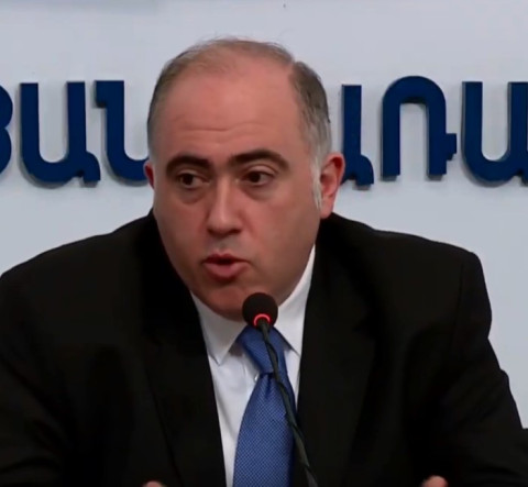 Ոստիկանները դրսում պարապ կանգնած սուրճ են խմում. լրագրողի հարցը՝ փոխքաղաքապետին