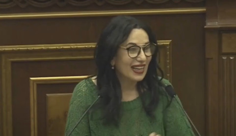 «Մենակ իմ հետ կարա լինի». Նաիրա Զոհրաբյանի ելույթի ժամանակ լույսերը մի պահ անջատվեցին