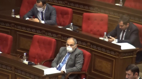 Նիկոլ Փաշինյանը դիմակով է մասնակցում ԱԺ նիստին