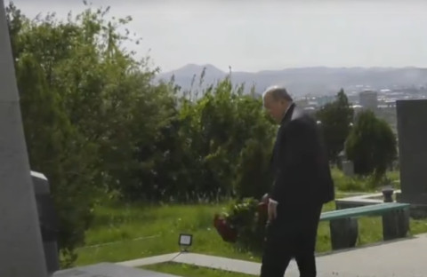 Նման հերոսությունը չի ծերանում. Արմեն Սարգսյանն այցելեց «Եռաբլուր»